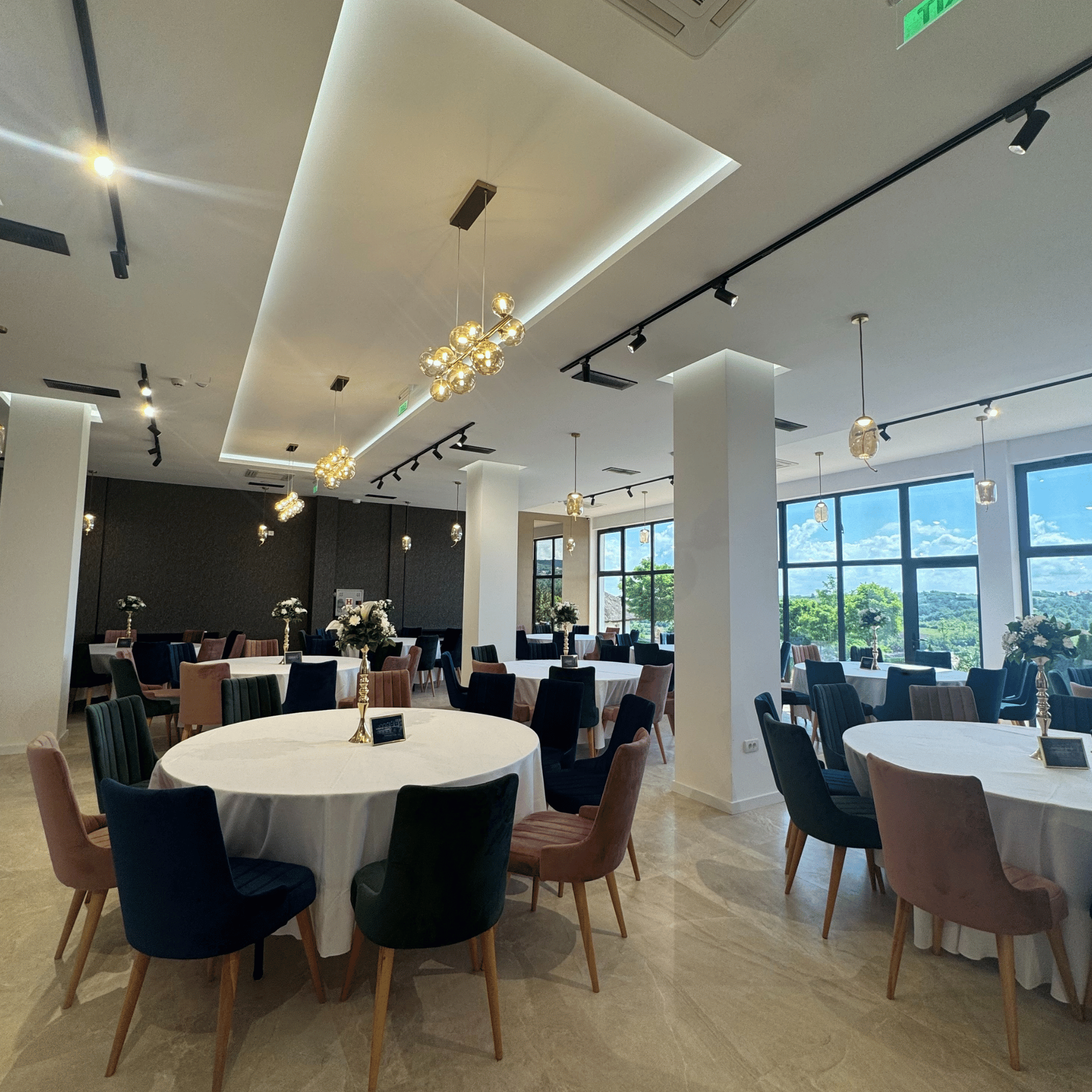 Restoran sa stolovima i stolicama u kompleksu Aleksandar