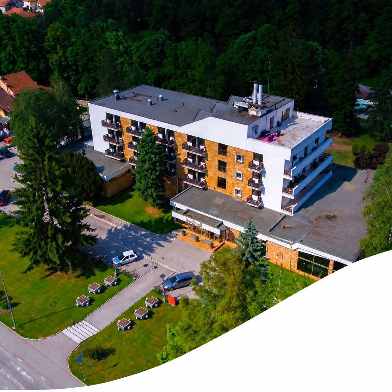 Pogled iz vazduha na Hotel Park u Ivanjici