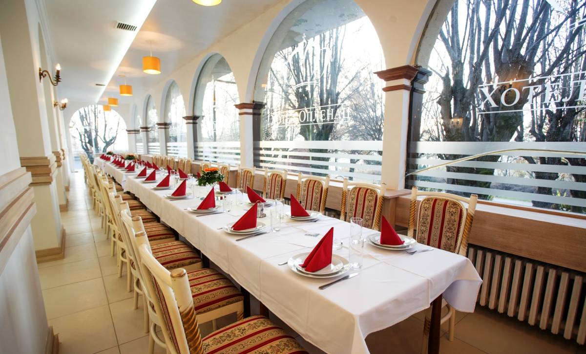Dugačak postavljen sto u restoranu Hotela Oplenac