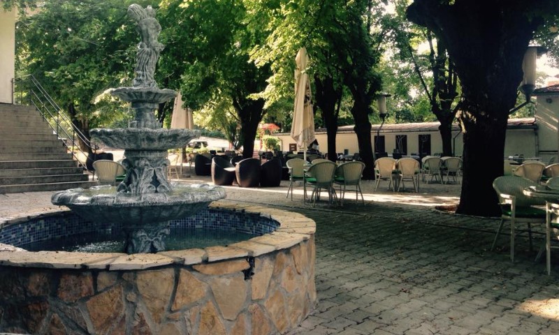 Hotelska bašta sa fontanom i prostorom za sedenje